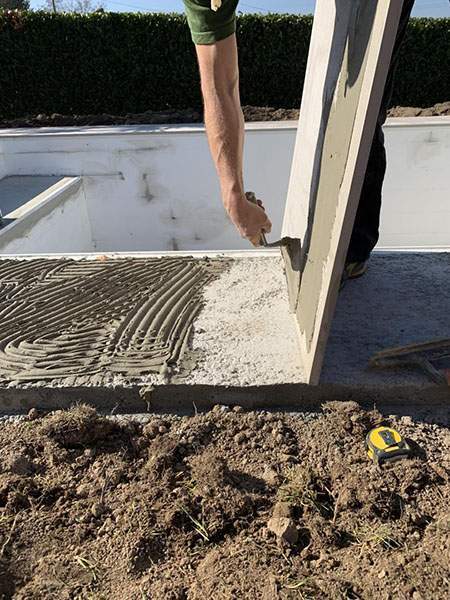 Installation et fixation carreaux piscine Mornant