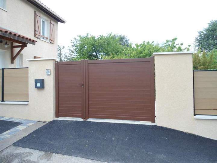 Portail marron sécurisé Mornant